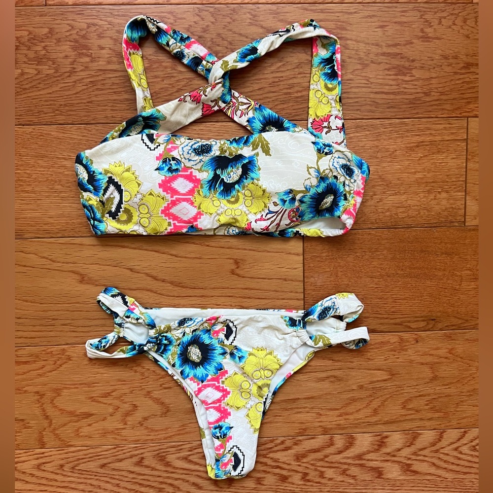 Billabong floral bikini set size medium crisscross top cheeky high cut bottom